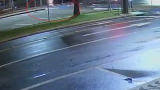 Veja por outro ângulo o acidente que deixou motociclista ferido na Rua Visconde de Guarapuava