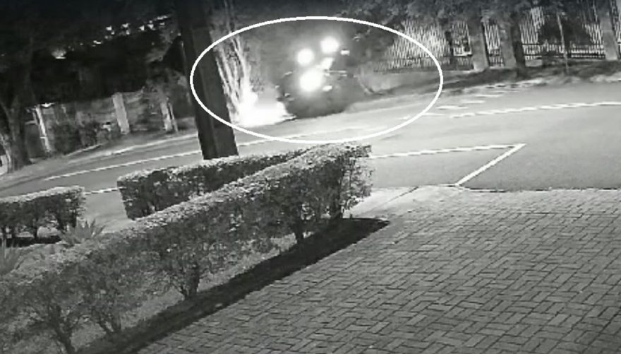 Câmera flagra veículo capotando na rua Afonso Pena