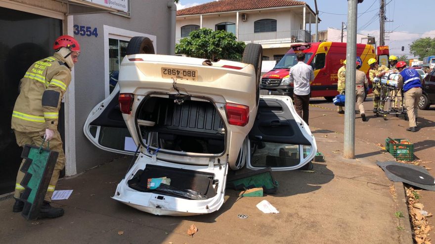 Gol da Emater capota após colisão com Corsa no bairro Neva