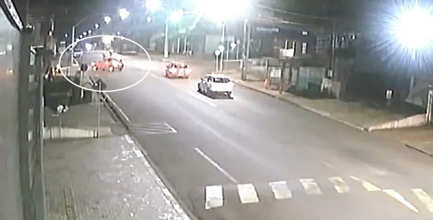 Câmera flagra batida entre Honda Hornet e Ford Ka no Periolo