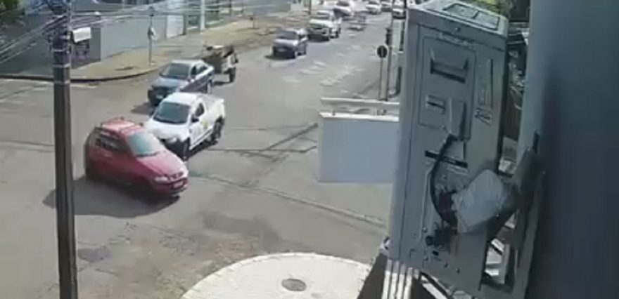 Câmera flagra acidente com outro carro da Emater na Rua Vitória