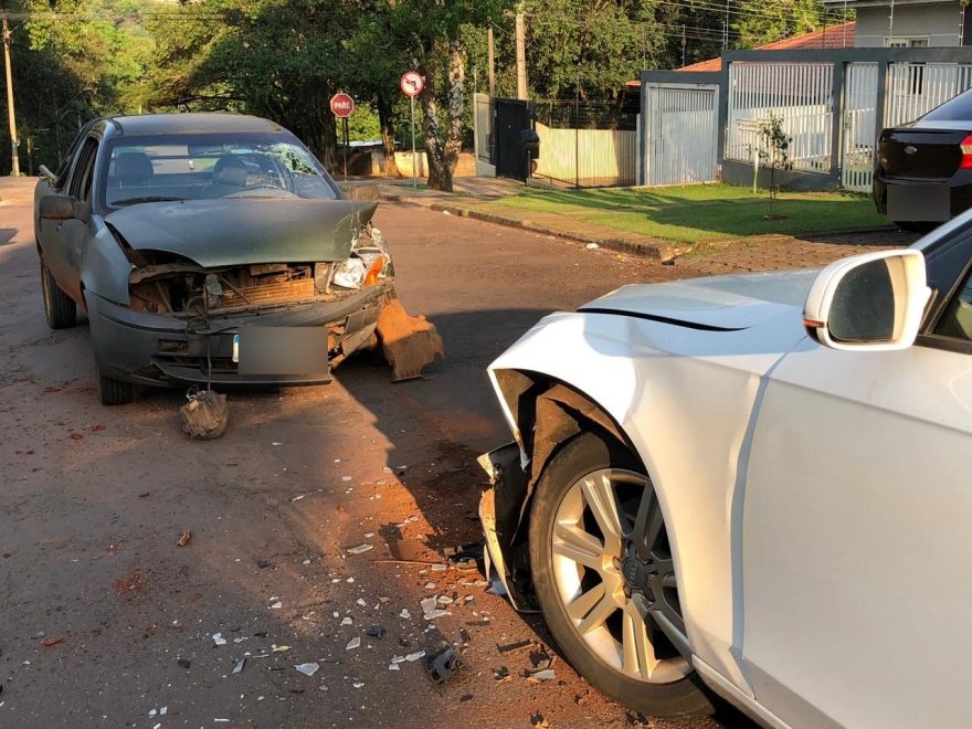 Batida entre Ford Courrier e Audi A4 deixa dois feridos na Rua Quatorze Novembro