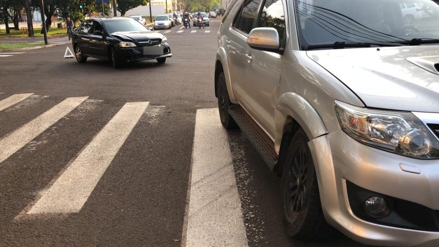 Astra e Hilux se envolvem em acidente na Rua Mato Grosso