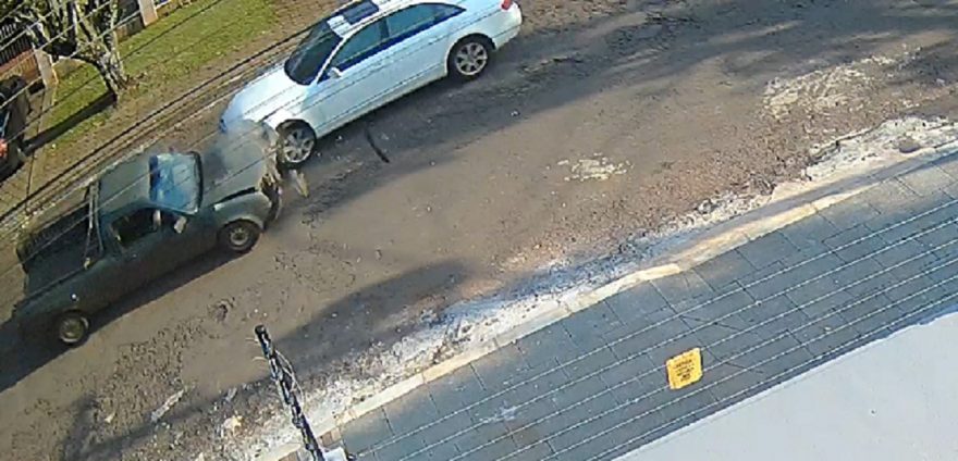 Câmera flagra batida entre Ford Courrier e Audi A4 na Rua Quatorze Novembro