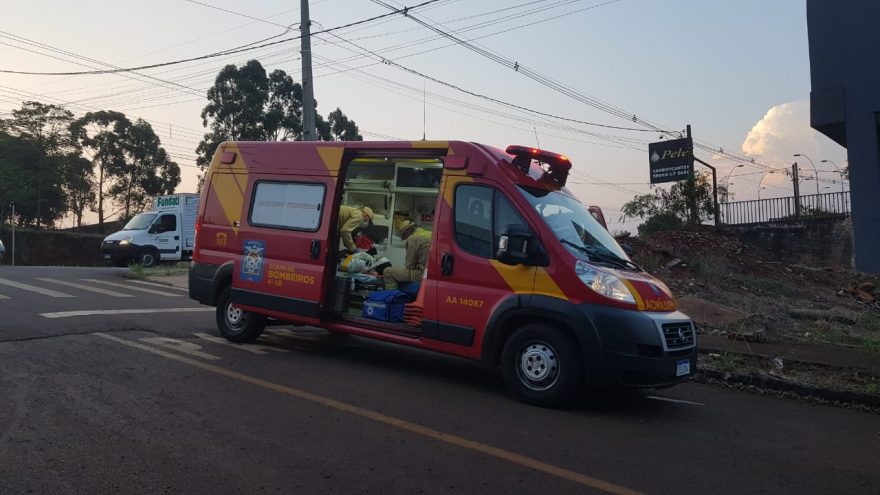 Ciclista sofre fratura na clavícula em acidente na Avenida Piquiri
