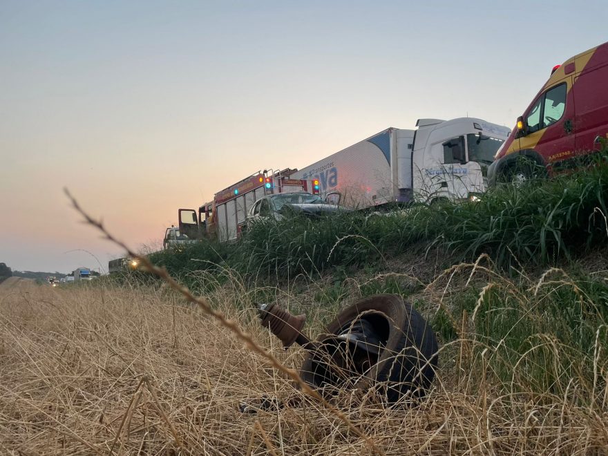 Acidente entre três carros deixa motorista em estado grave na BR-277