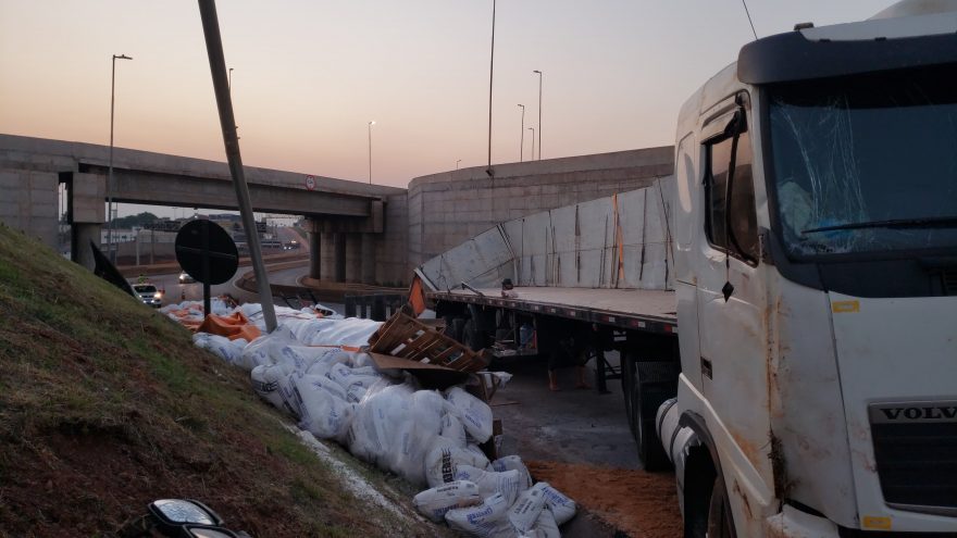 Carga de farinha cai de carreta em curva no Trevo Cataratas