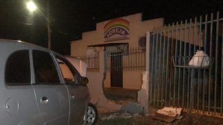 Meriva atinge muro de igreja em acidente no Brasmadeira