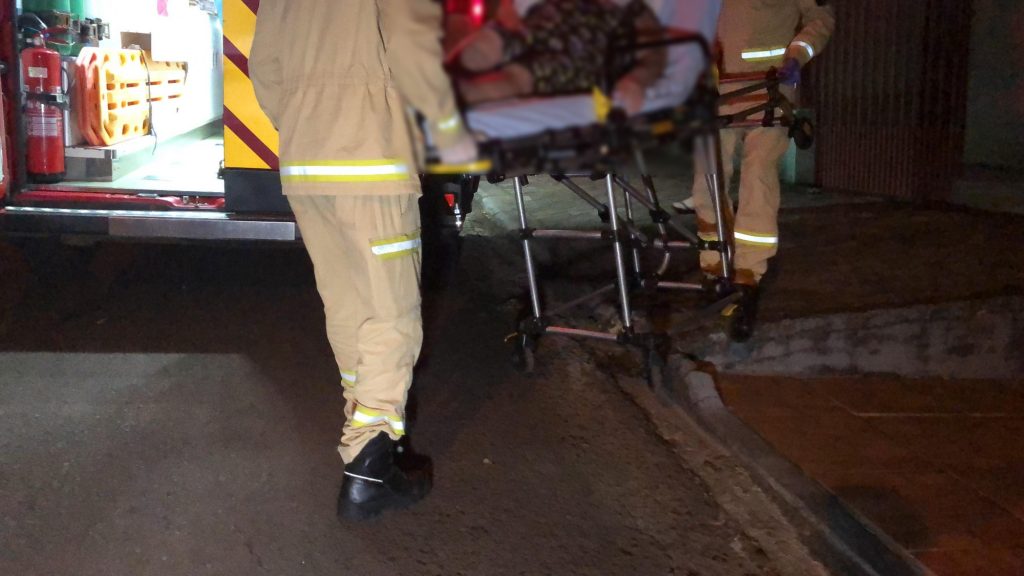 Idosa fica ferida ao tropeçar em fio de ventilador no bairro Brasmadeira