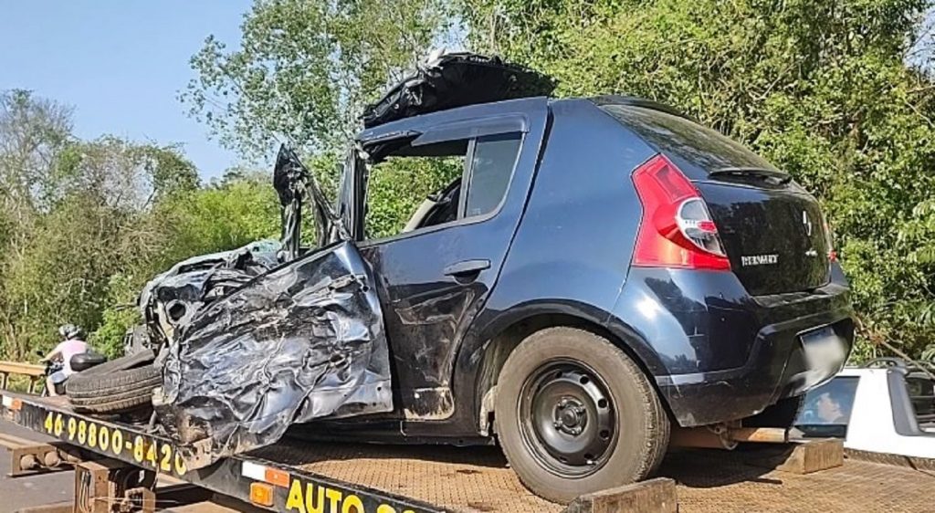Colisão frontal entre carro e caminhão deixa homem gravemente ferido na BR-163