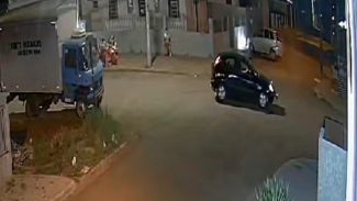 Câmera flagra Meriva atingindo muro de igreja após acidente no Brasmadeira
