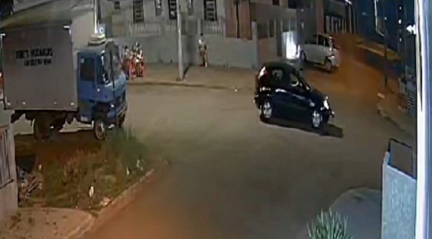 Câmera flagra Meriva atingindo muro de igreja após acidente no Brasmadeira