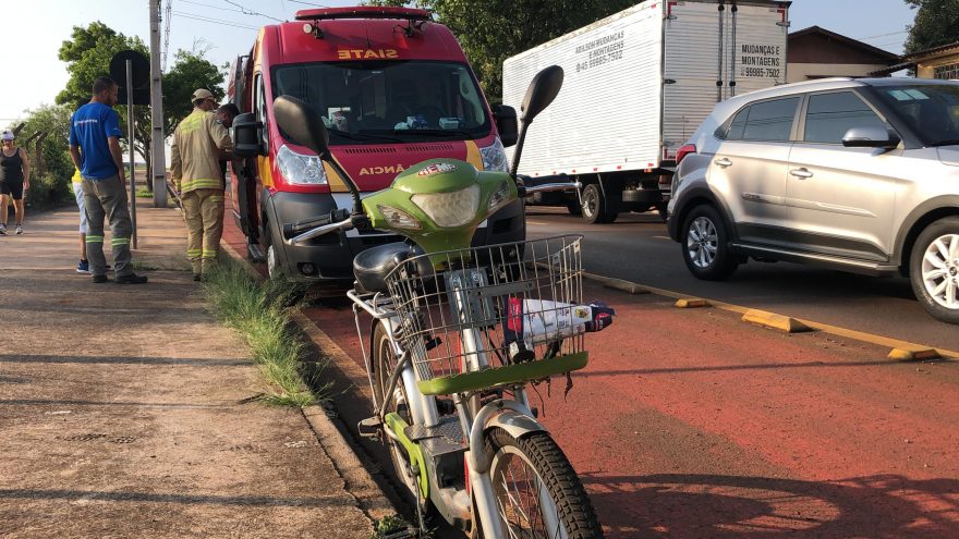 Colisão entre motocicleta e bicicleta elétrica deixa mulher ferida na Avenida Tito Muffato