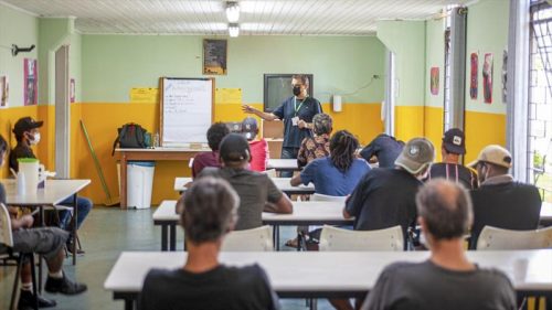 Imagem referente a Liceu de Ofícios abre cursos gratuitos de beleza e manutenção de eletrodomésticos para mulheres em Curitiba