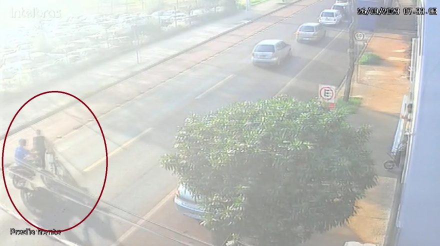 Câmera flagra acidente entre moto e bicicleta na Tito Muffato