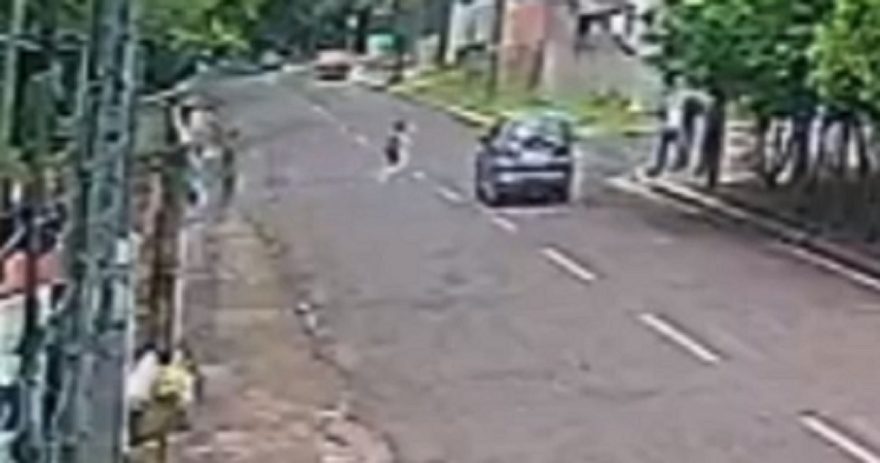 Câmera flagra criança sendo atropelada na Rua Castro esquina com Rua Estilac Leal