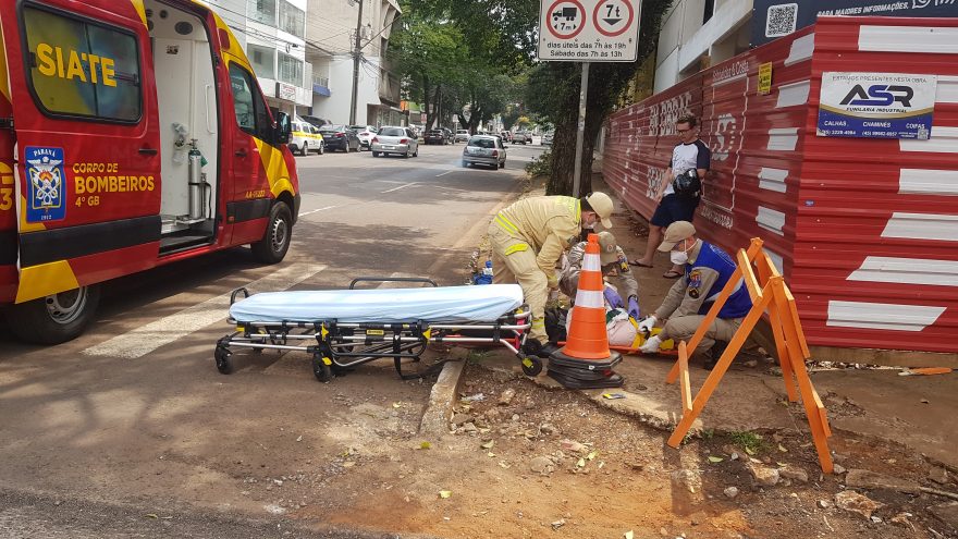 Motociclista sofre suspeita de fratura no braço ao cair de moto nas pedrinhas da obra da Barão do Cerro Azul