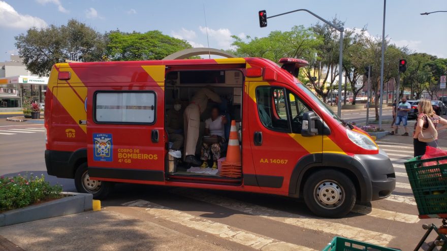 Mulher é atropelada por motocicleta na Avenida Brasil