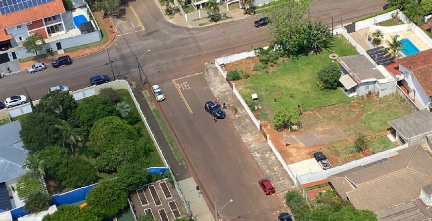 Imagens aéreas mostram ação da PM após roubo em loja de celulares