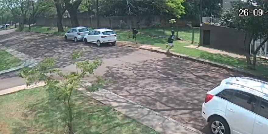 Câmera flagra ladrões fugindo após roubo em loja de celulares