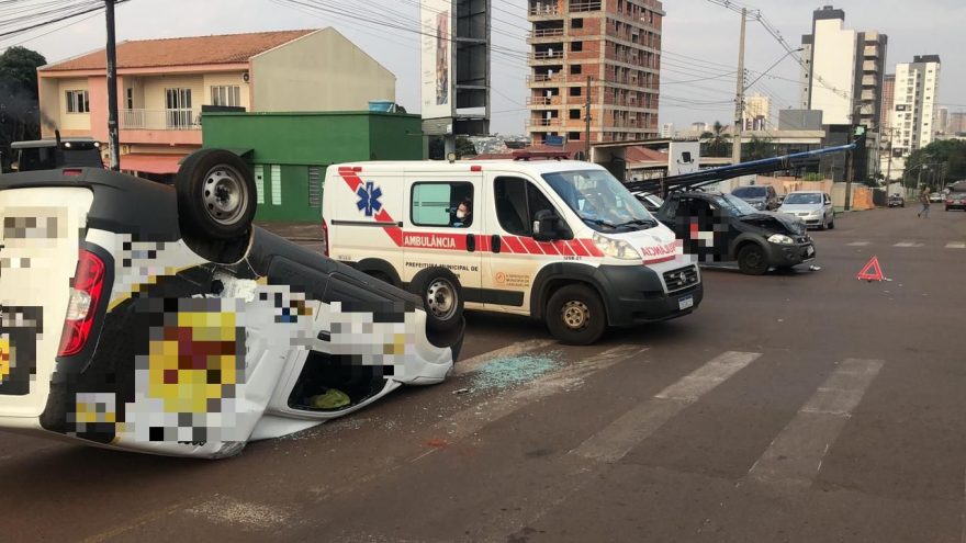 Fiorino capota após colisão com Strada no Centro