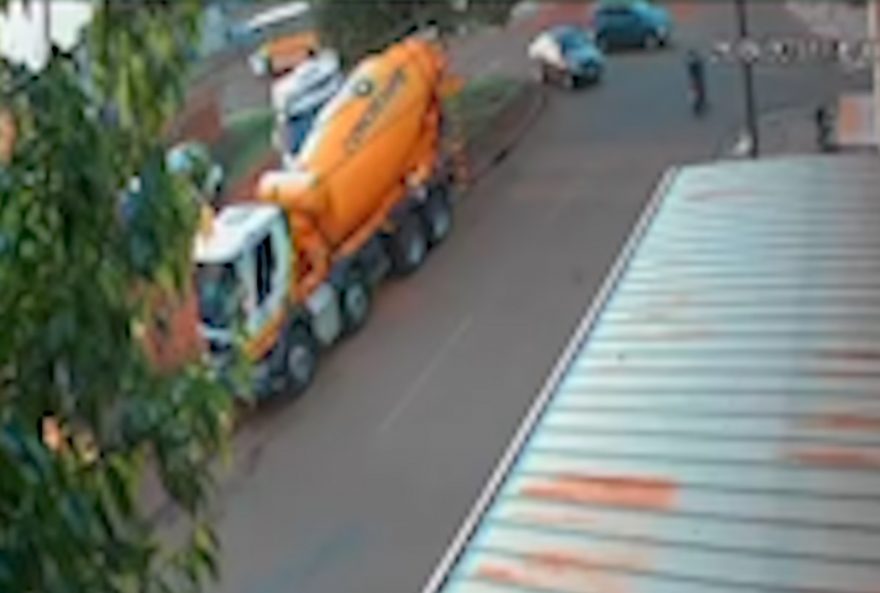 Câmera flagra colisão entre carro e moto no Cataratas