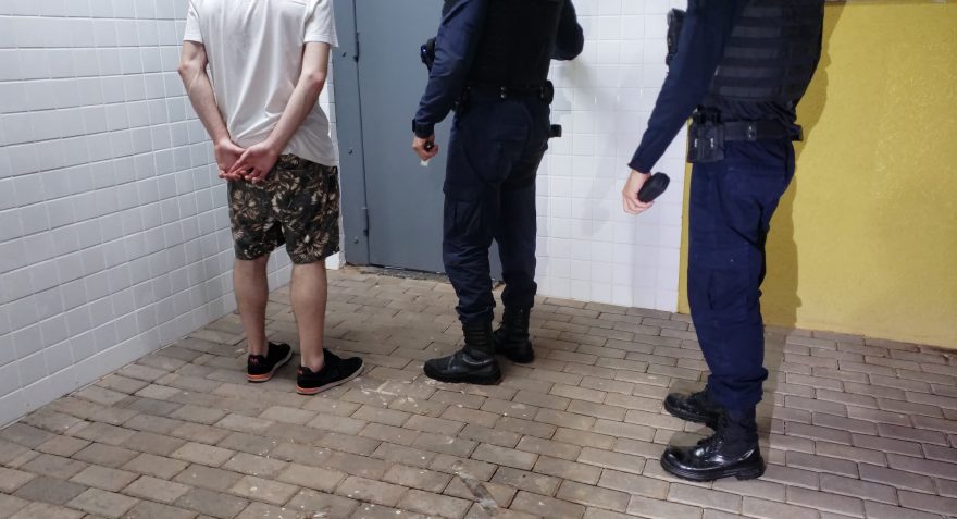 Condutor fura sinal na frente da GM, recusa bafômetro e acaba detido em posse de maconha no Alto Alegre