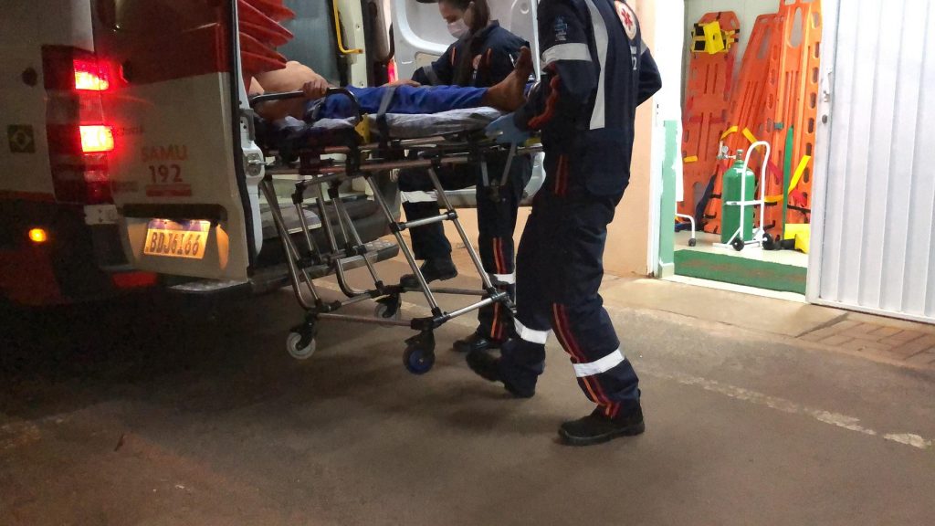 Pelado e confuso, jovem invade cooperativa e assusta funcionárias na PR-180