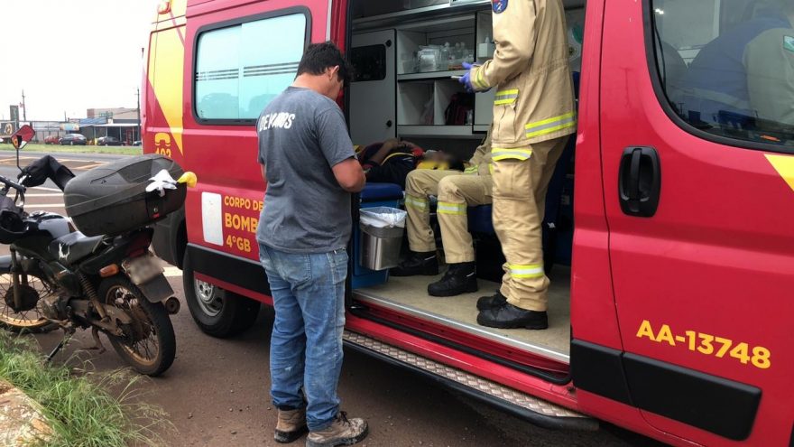 Motociclista fica ferido ao sofrer queda no Trevo do Guarujá
