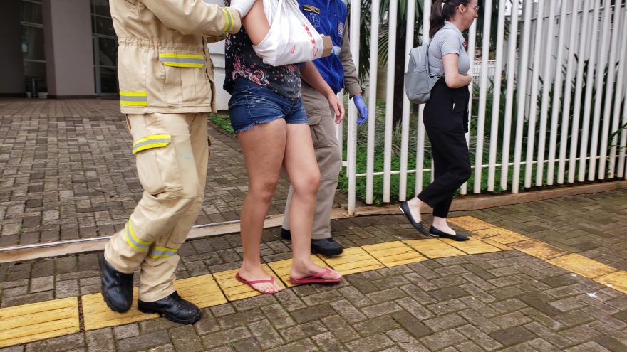 Mulher esmaga a mão em cilindro enquanto fazia pão no Centro