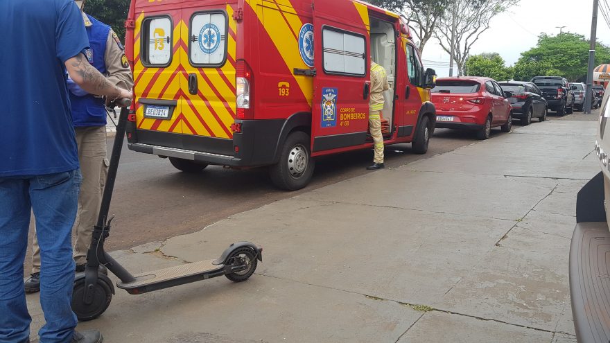 Mulher fica ferida ao cair de patinete na Avenida Rocha Pombo