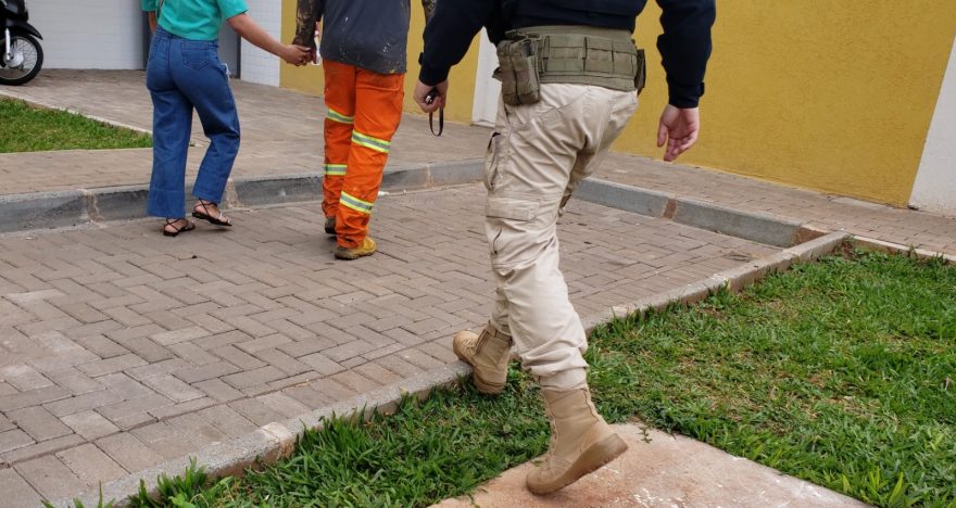 Na alegria e na tristeza: homem vai preso de mãos dadas com a companheira