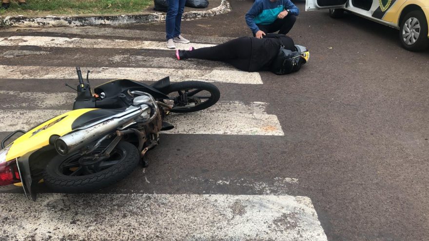 Mulher fica ferida em acidente de trânsito na Rua Afonso Pena com Rua Machado Assis