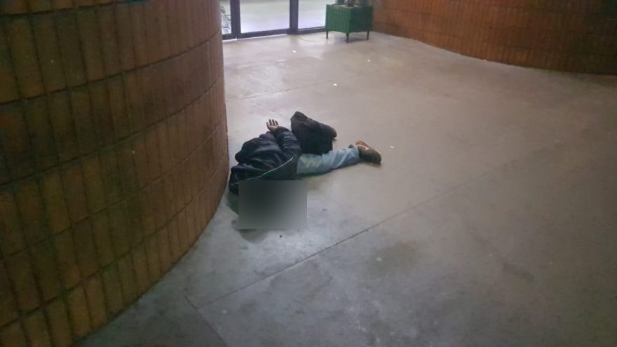 Você acha engraçado? homem é flagrado dormindo no chão da Rodoviária