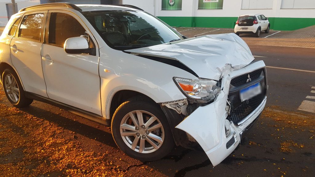 Colisão de trânsito entre Mitsubishi e XSara é registrada no centro de Cascavel