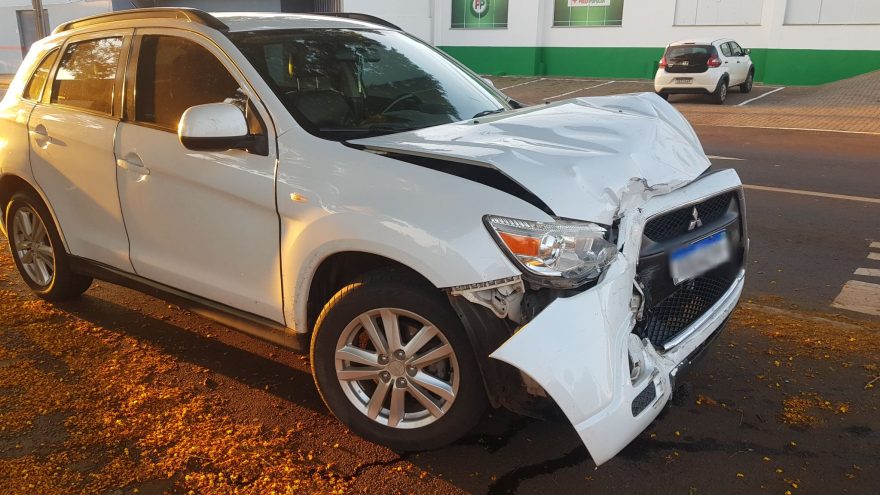 Colisão de trânsito entre Mitsubishi e XSara é registrada no centro de Cascavel