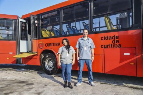 Cobradora e motorista de ônibus ajudam idoso a recuperar mochila esquecida em biarticulado em Curitiba Imagem referente a Cobradora e motorista de ônibus ajudam idoso a recuperar mochila esquecida em biarticulado em Curitiba