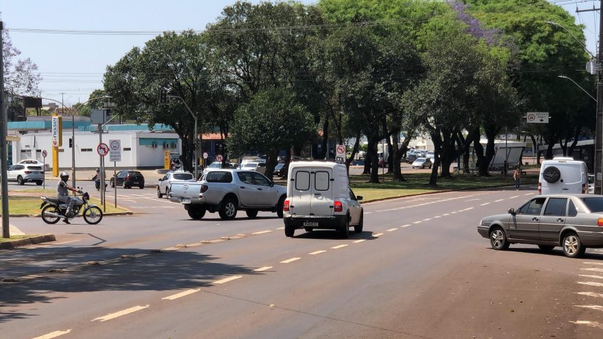 Semáforos da Av. Brasil com Rua Erechim estão inoperantes e o trânsito um caos