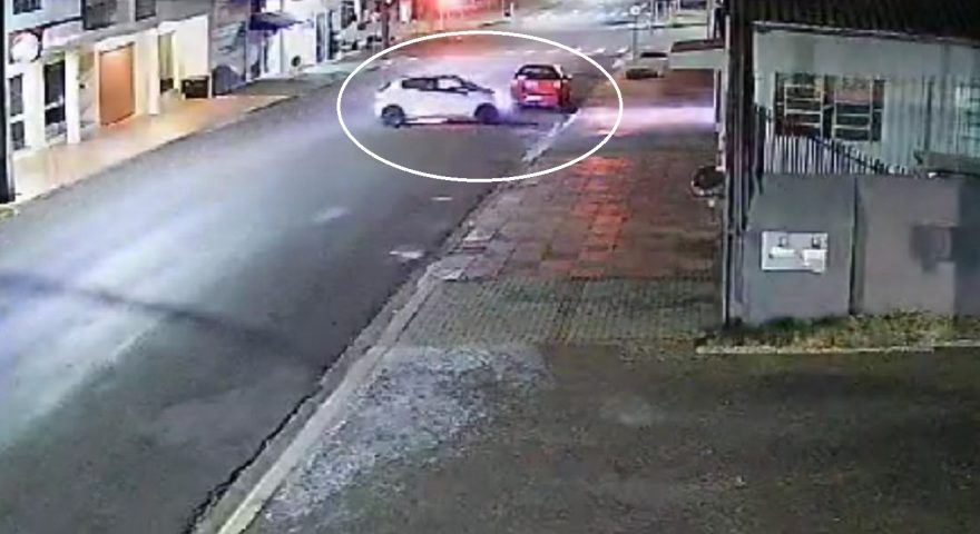 Câmera flagra Peugeot dando cavalo de pau e atingindo Palio estacionado