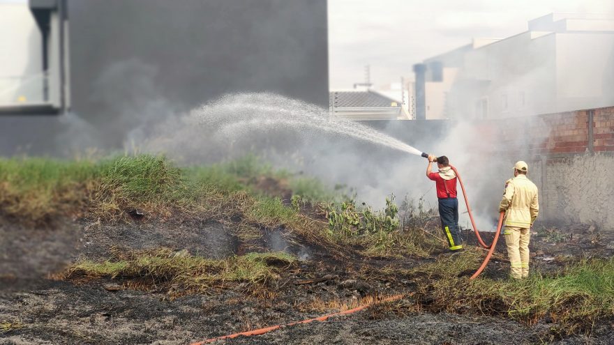 Corpo de Bombeiros é mobilizado para combater incêndio no bairro Country