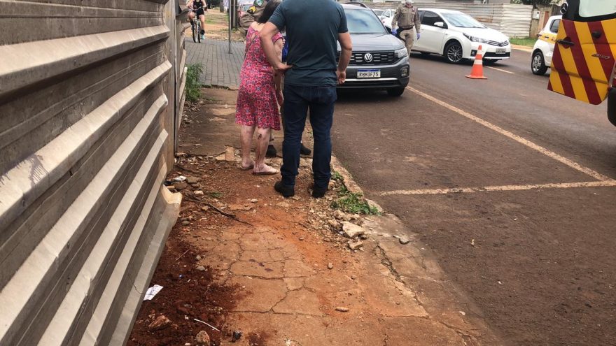 Idosa fica ferida ao ser atropelada por moto no Bairro Neva