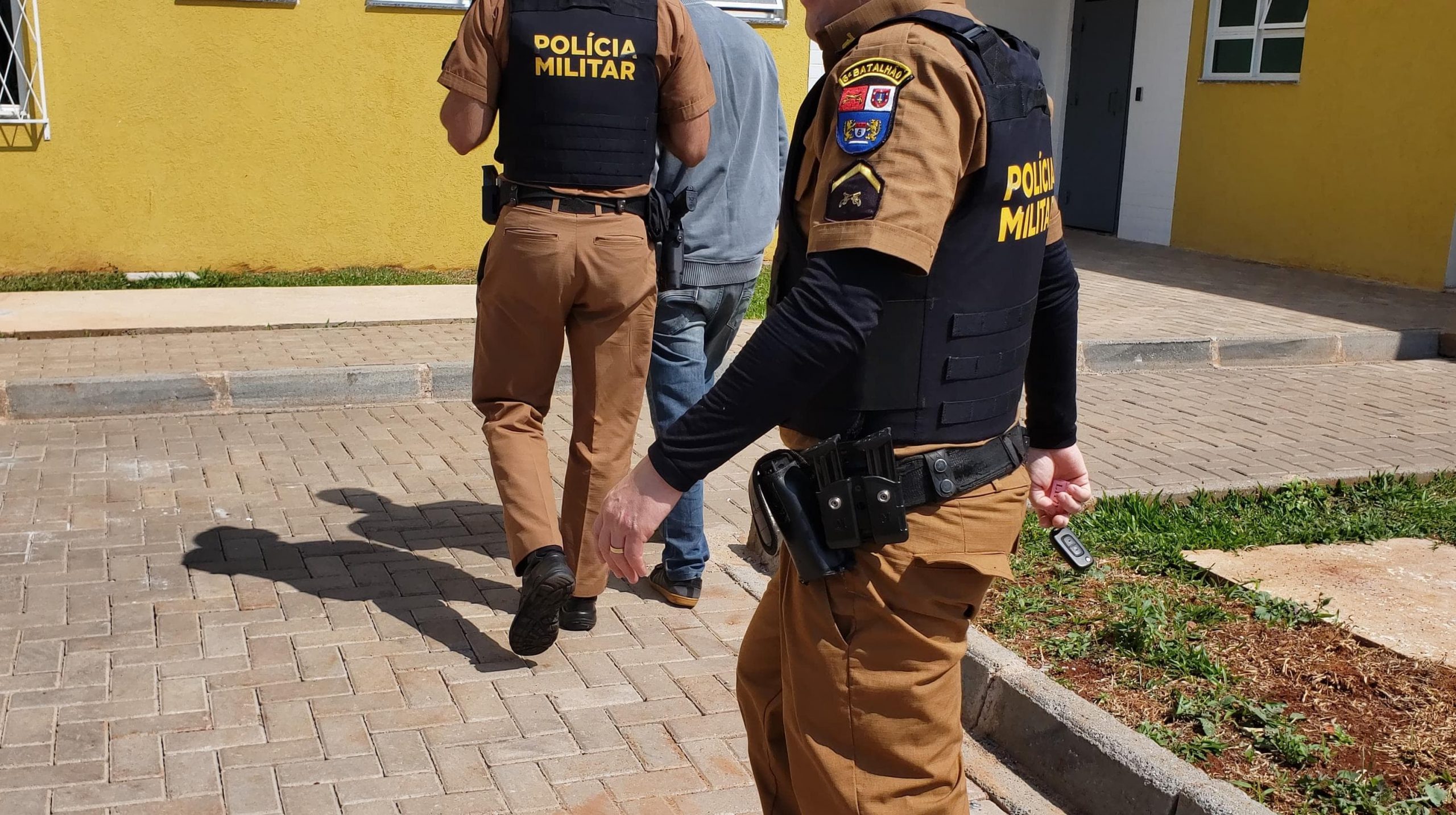 Núcleo de Educação afirma que homem preso por assédio em Colégio Estadual não tinha contato com os estudantes Imagem referente a Núcleo de Educação afirma que homem preso por assédio em Colégio Estadual não tinha contato com os estudantes