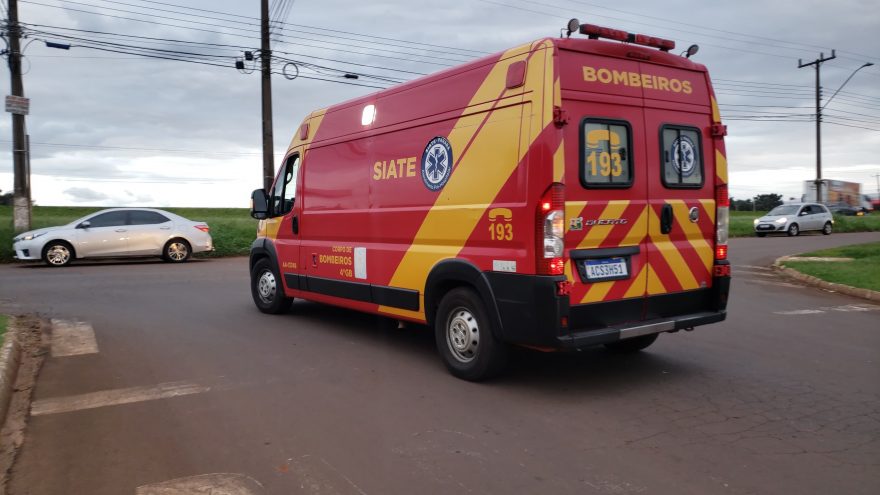 Mulher é socorrida após cair no Núcleo Industrial da BR-277