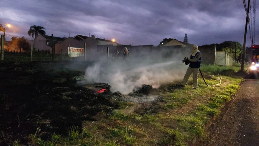 Bombeiros combatem incêndio em vegetação no Santa Cruz