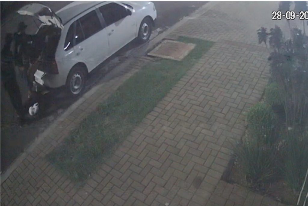Ladrão não se intimida com alarme de carro e só corre ao ser flagrado dentro do veículo