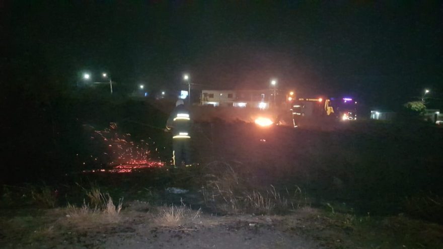 Bombeiros combatem incêndio em vegetação no Periolo