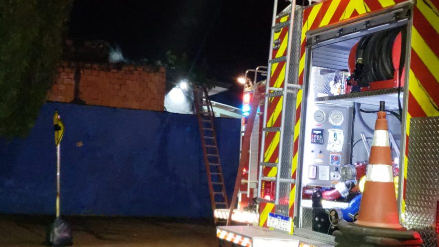 Bombeiros combatem incêndio em colégio estadual no Claudete