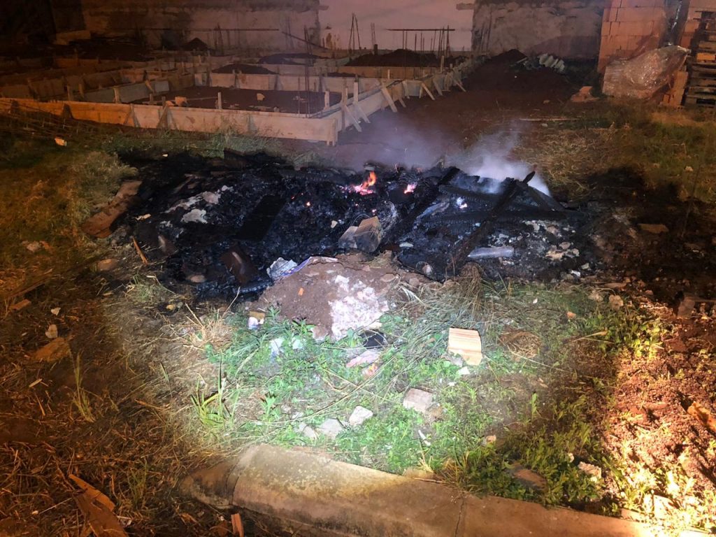 Incêndio em entulhos mobiliza Corpo de Bombeiros ao Tropical