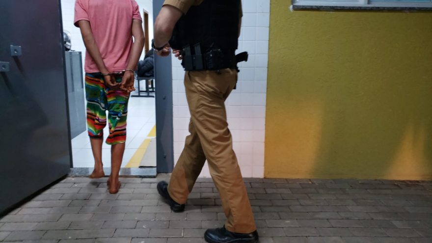 Homem é preso após ameaçar a companheira em Matelândia