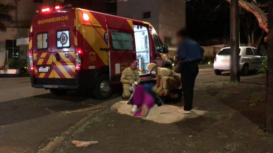 Mulher fica ferida após sofrer queda de moto no bairro Country